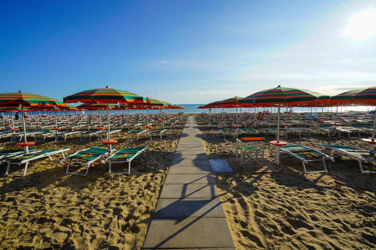 Nautilus Family Hotel Пезаро Екстер'єр фото